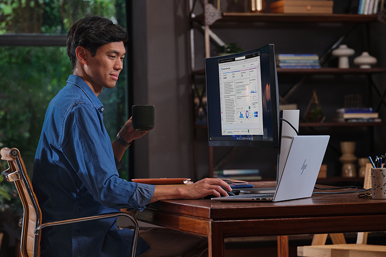 HP EliteBook 8  G1a 16 – Produkt in Nutzung  – Im Home-Office